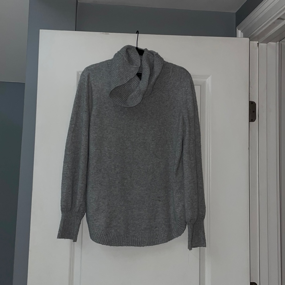 Gently worn size medium grey sweater! Excellent condition.